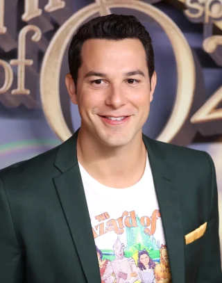 Skylar Astin height profile photo