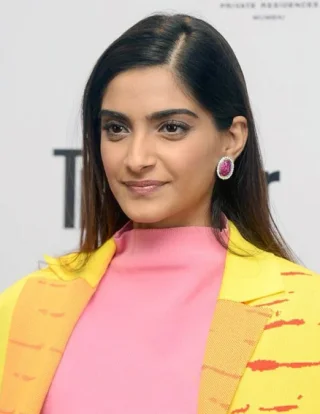 Sonam Kapoor height profile photo