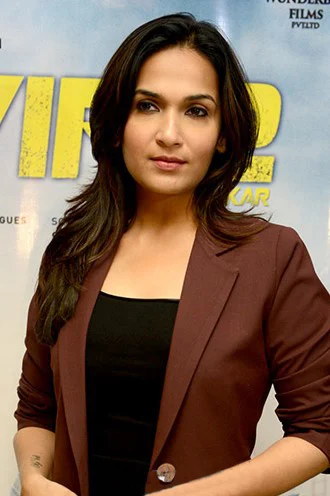 Soundarya Rajinikanth height profile photo