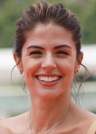 Stephanie Cayo height profile photo