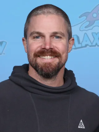 Stephen Amell height profile photo