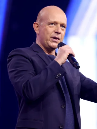 Steve Hilton height profile photo