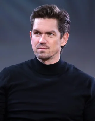Steve Howey (actor) height profile photo