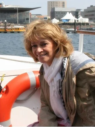 Sue Holderness height profile photo