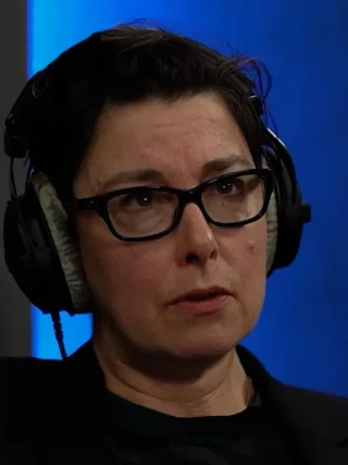 Sue Perkins height profile photo