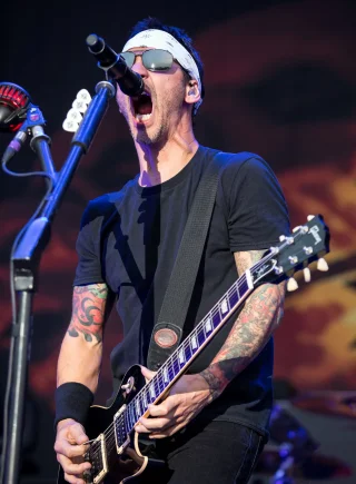 Sully Erna height profile photo