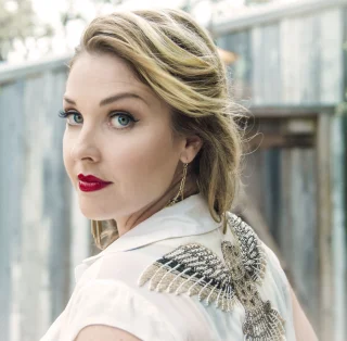 Sunny Sweeney height profile photo