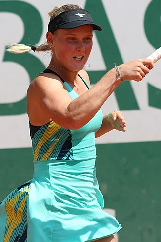 Suzan Lamens height profile photo