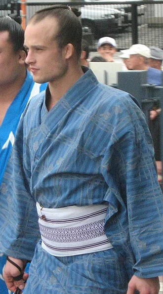 Takanoyama Shuntarō height profile photo