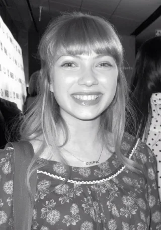 Tavi Gevinson height profile photo