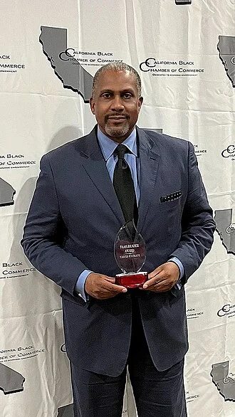 Tavis Smiley height profile photo