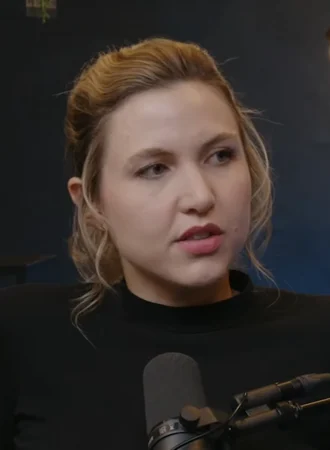 Taylor Tomlinson height profile photo