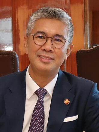 Tengku Zafrul Aziz height profile photo