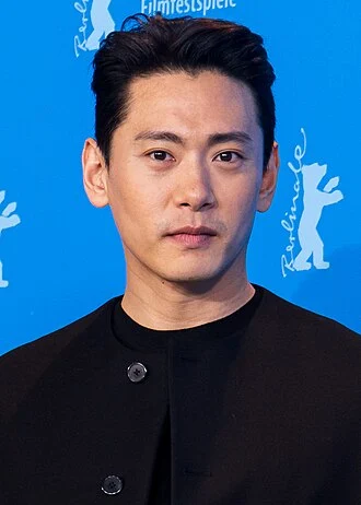 Teo Yoo height profile photo