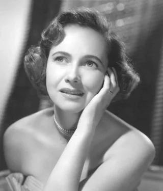 Teresa Wright height profile photo