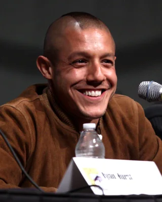 Theo Rossi height profile photo