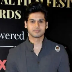 Abhimanyu Dassani height profile photo