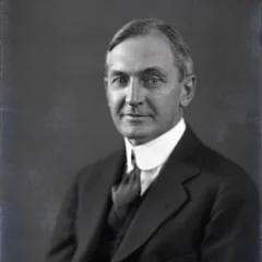 Abram Garfield height profile photo