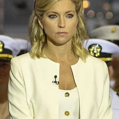 Ainsley Earhardt height profile photo