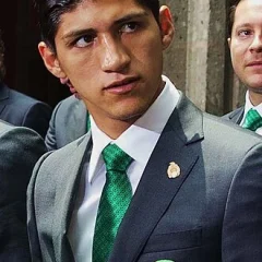 Alan Pulido height profile photo