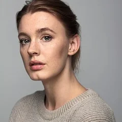 Amy James-Kelly height profile photo