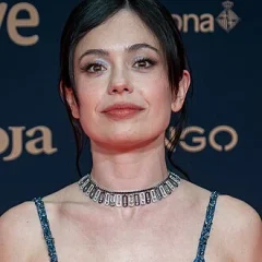 Anna Castillo height profile photo