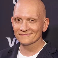 Anthony Carrigan (actor) height profile photo