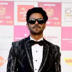 Aparshakti Khurana height profile photo