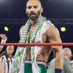 Ariya Daivari height profile photo