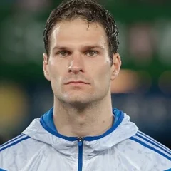 Asmir Begović height profile photo