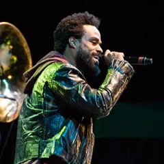 Bilal (American singer) height profile photo