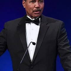 Bill Whitaker (journalist) height profile photo