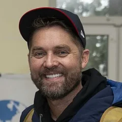 Brett Young (singer) height profile photo