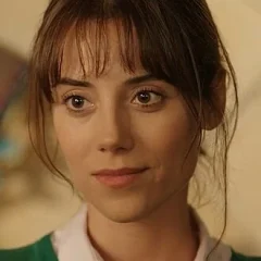 Cansu Dere height profile photo