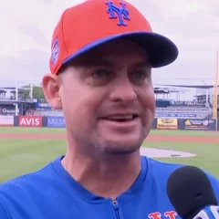Carlos Mendoza (baseball manager) height profile photo
