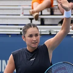 Caroline Dolehide height profile photo