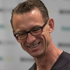 Chuck Palahniuk height profile photo