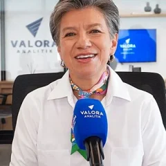 Claudia López height profile photo