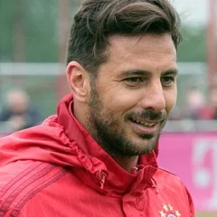 Claudio Pizarro height profile photo