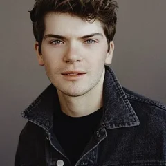 Colton Ryan height profile photo