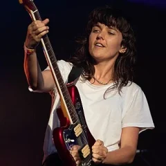 Courtney Barnett height profile photo