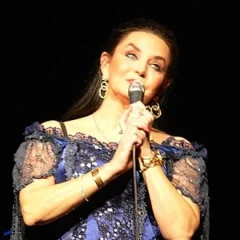 Crystal Gayle height profile photo