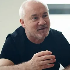 Damien Hirst height profile photo