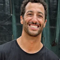 Daniel Ricciardo height profile photo