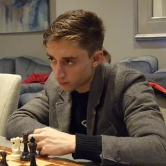 Daniil Dubov height profile photo