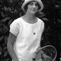 Daphne Akhurst height profile photo
