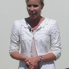 Dianne Oxberry height profile photo