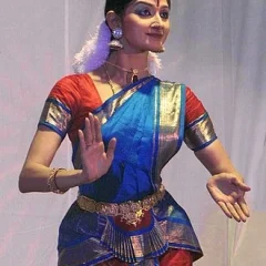 Divyaa Unni height profile photo