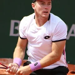 Dominik Koepfer height profile photo