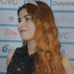 Dorsa Derakhshani height profile photo